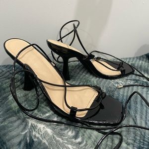 Black new heels, it has a tiny detail, not noticeable